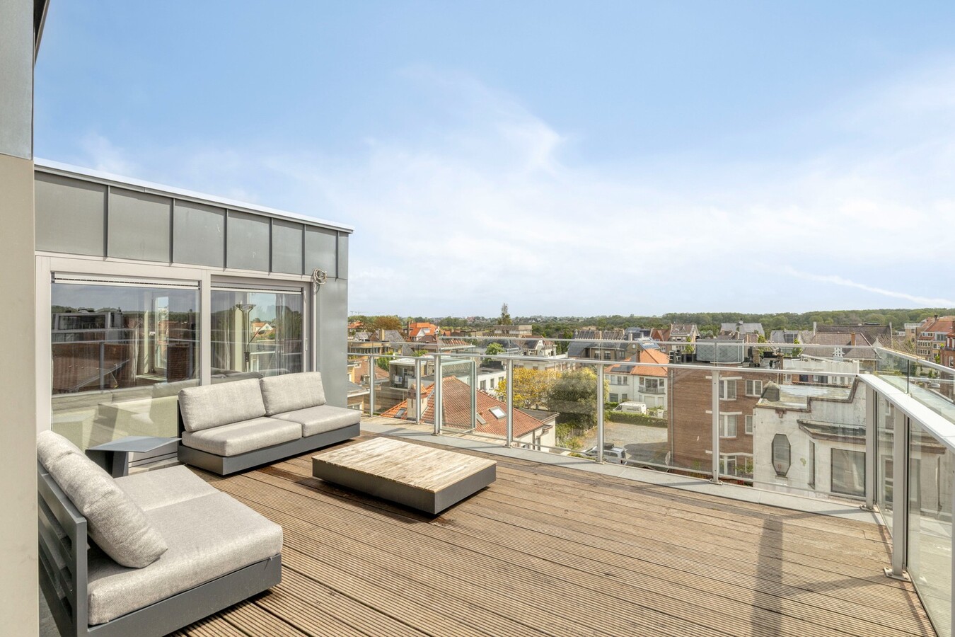 Penthouse ensoleillé avec une très grande terrasse 
