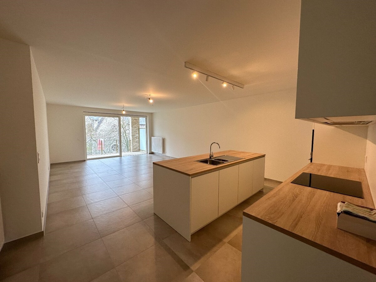 Ruim en energiezuinig 2-slaapkamerappartement met twee terrassen in centrum Ieper! 