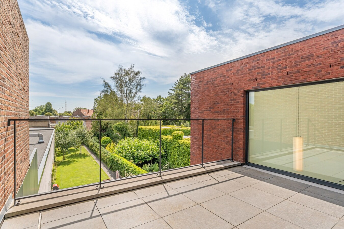 Unieke, hoogwaardig afgewerkte stadswoning op een ruim perceel mét ruime garage bereikbaar langs de achterzijde! 