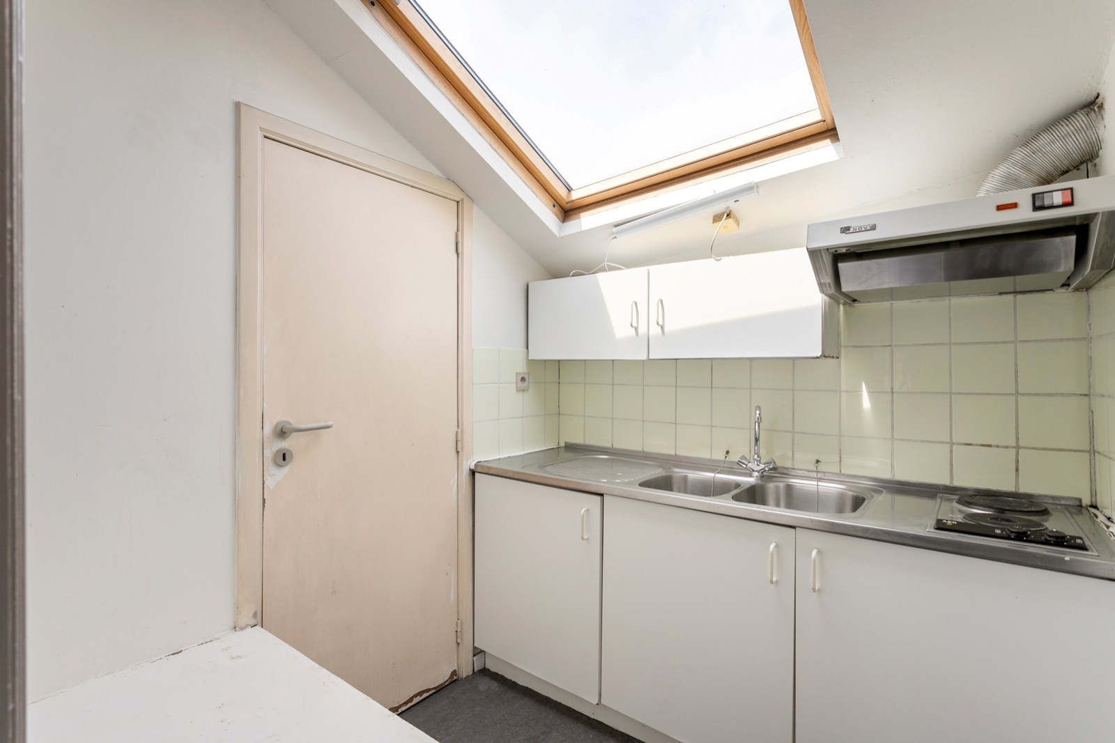 Opbrengsteigendom met 2 vergunde appartementen en kelders in het centrum van Halle 