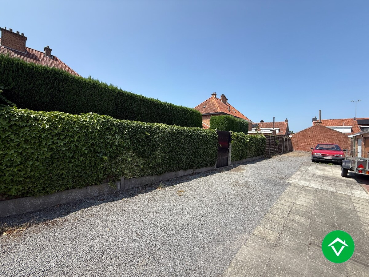 Stevige woning met 3 slaapkamers, tuin en garage in een rustige wijk te Rumbeke 