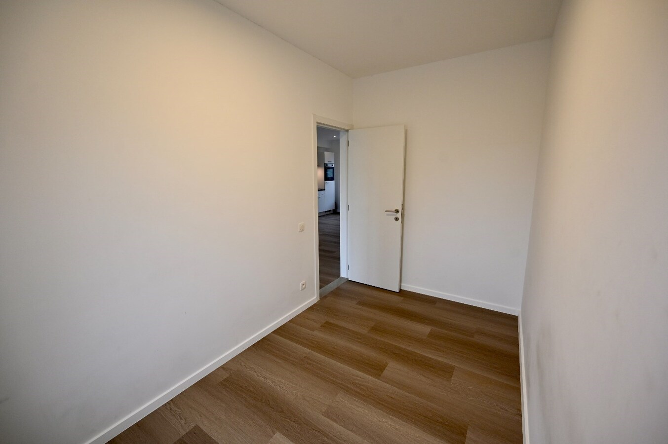 RUIM GERENOVEERD 2-SLAAPKAMER APPARTEMENT 