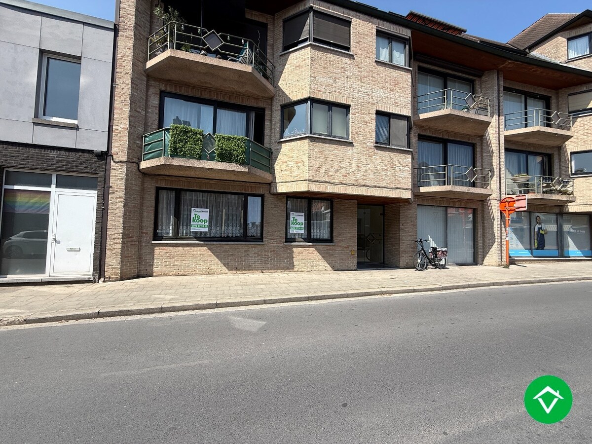 Gelijkvloers appartement met 2 slaapkamers en garage in centrum Roeselare 