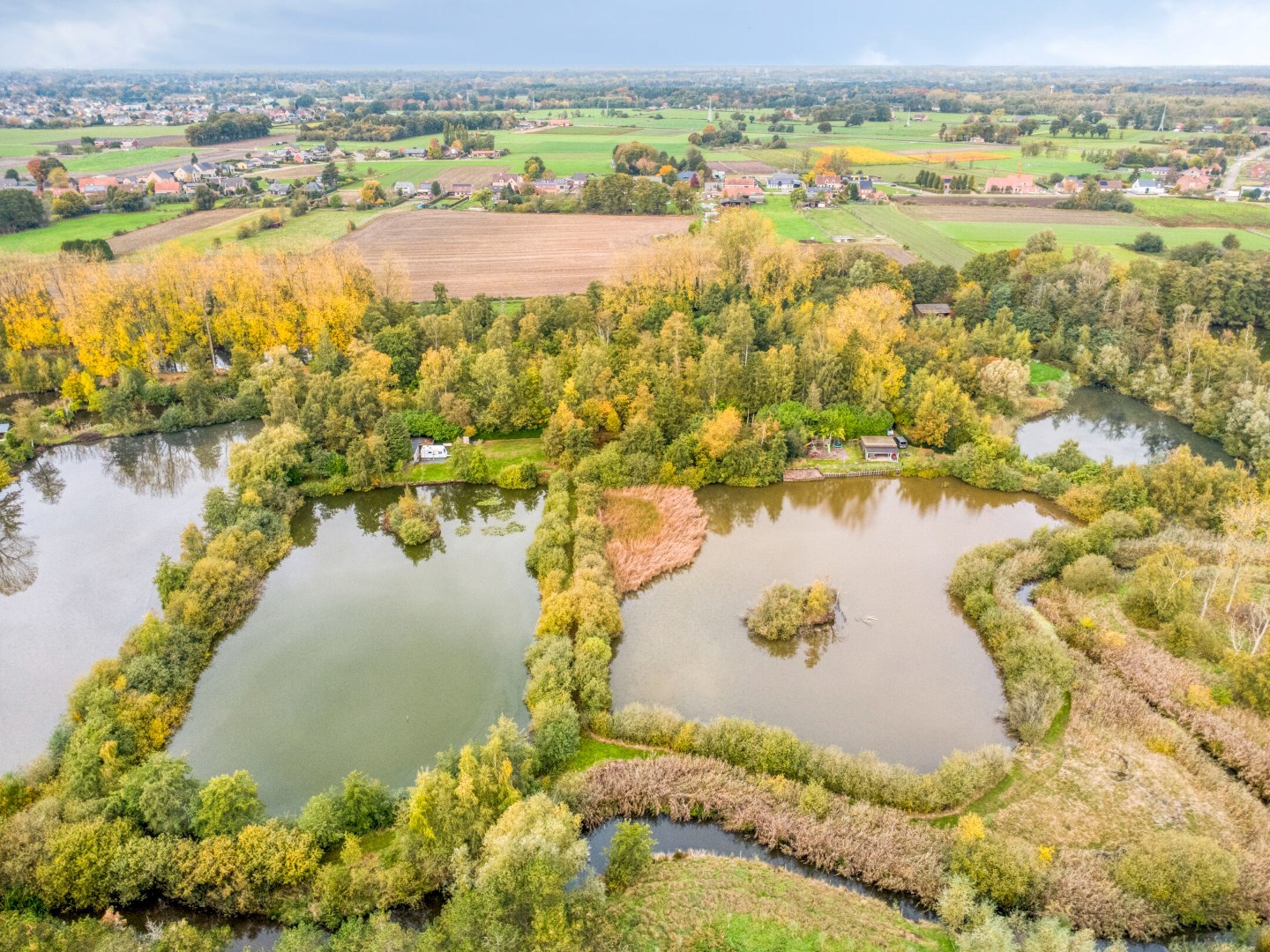Uniek perceel van 2 ha. en 34 are met 3 prachtige vijvers 