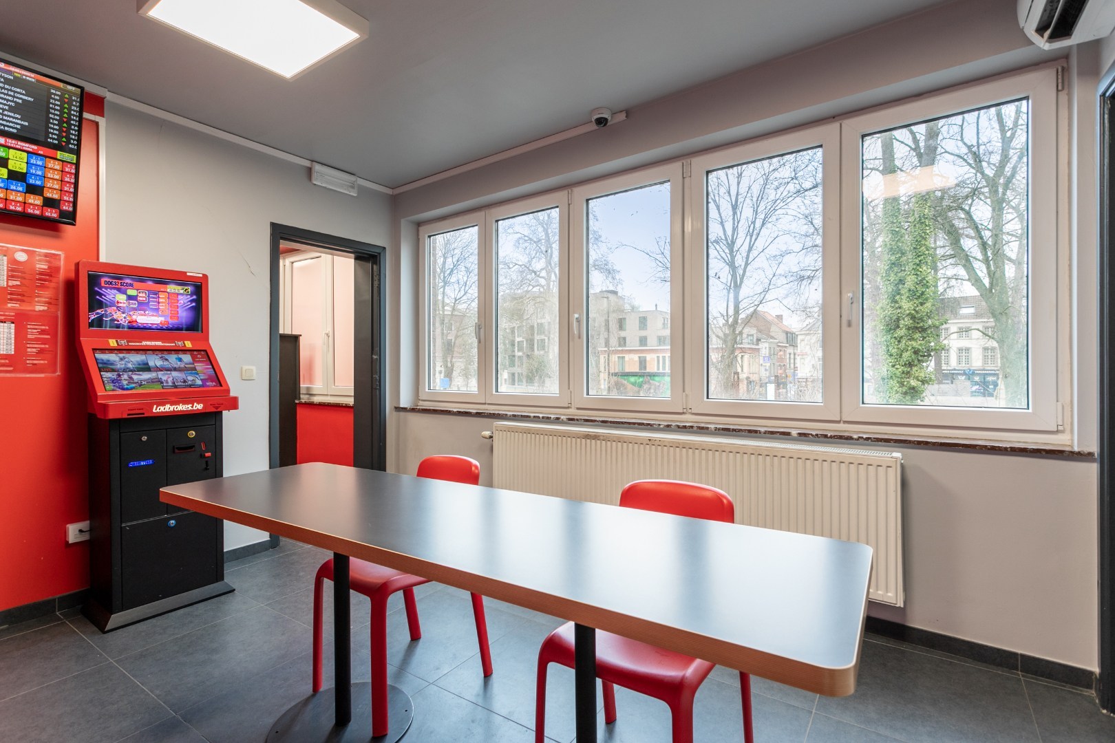 Opbrengsteigendom: commercieel glv en 3 appt 