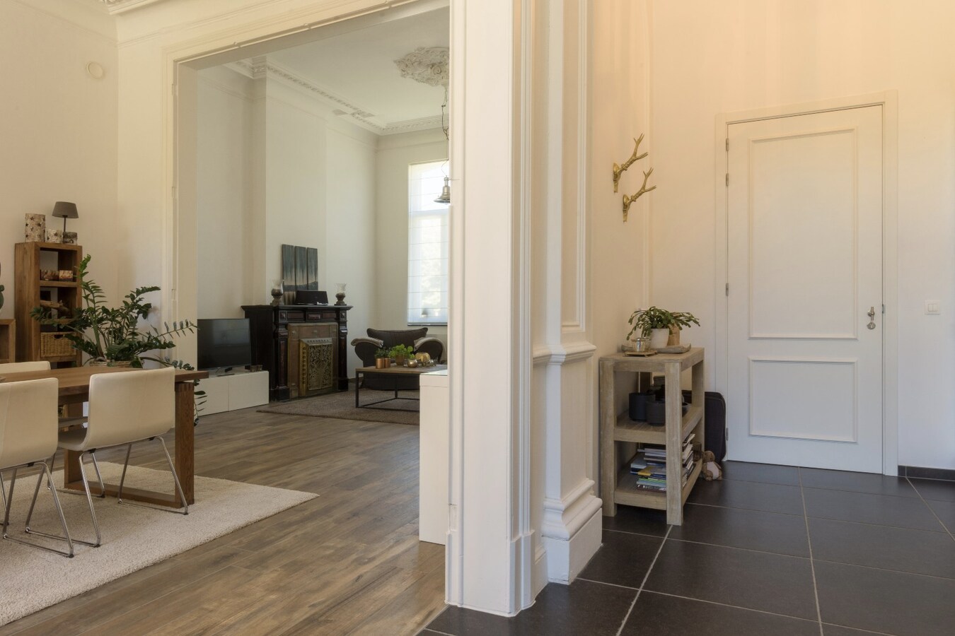 Gelijkvloers 3-slaapkamer villa-appartement met parktuin. 