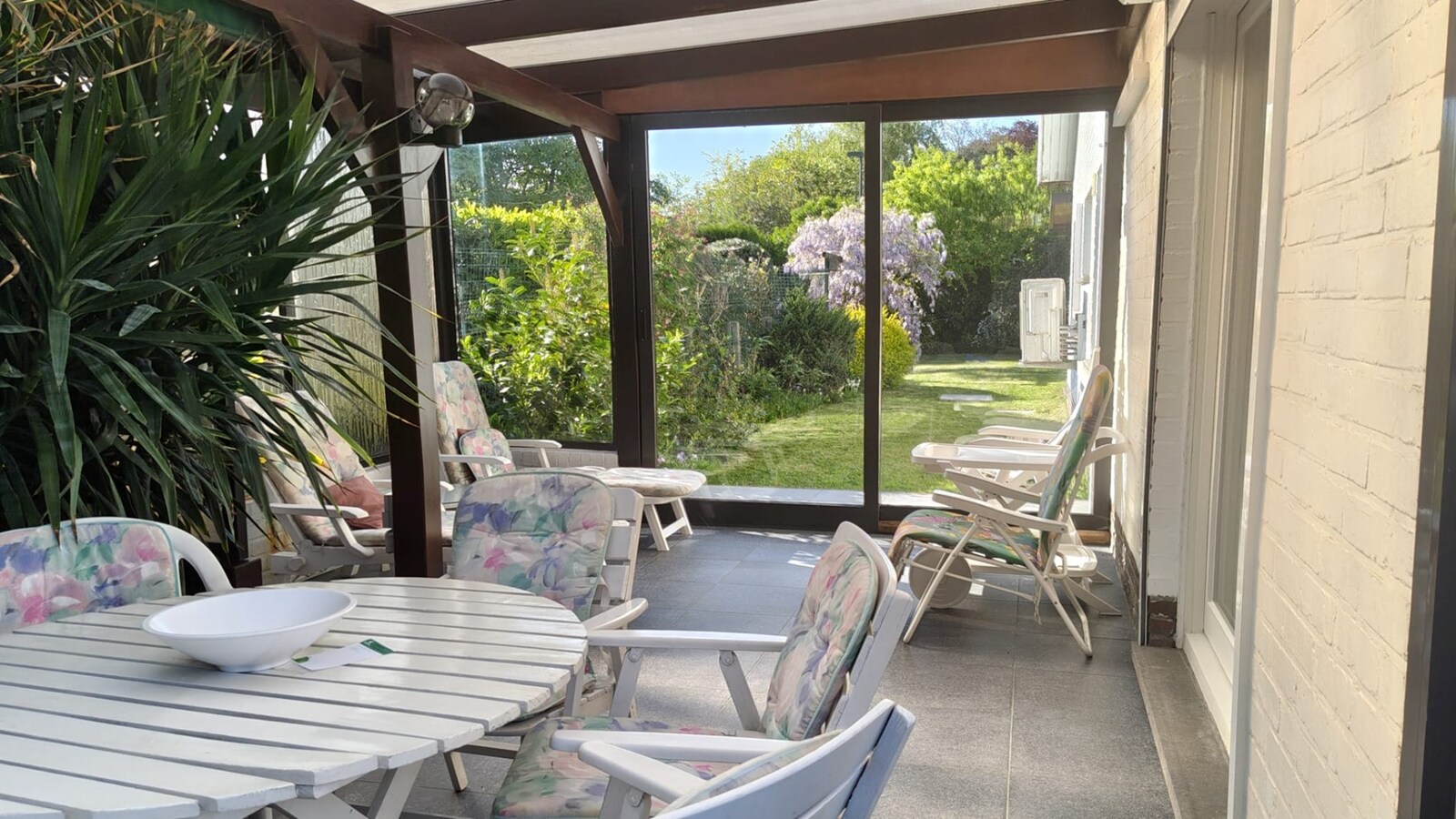 Ruime bungalow met 3 slaapkamers, tuin, terras en garage in hartje Aalter op toplocatie 