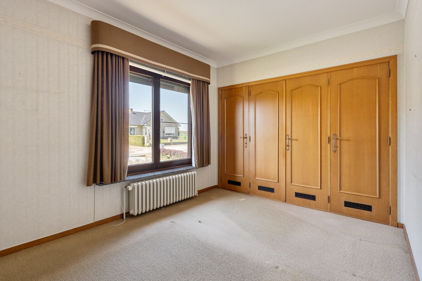 Gelijkvloerse gezinswoning op een ruim perceel van 9a51ca op een rustige locatie met uitzicht op achterliggende weilanden! 