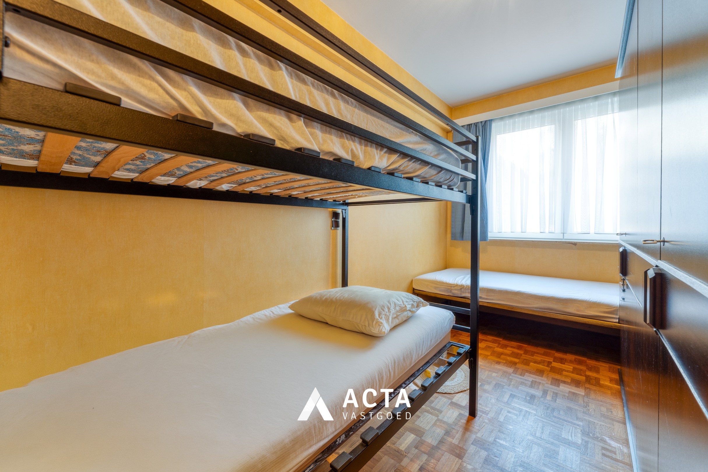 Centraal gelegen appartement met twee slaapkamers nabij zeedijk 