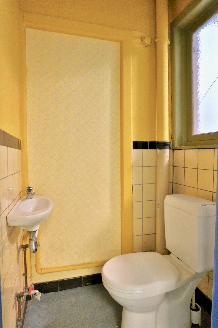 Commercieel gelegen handelsgelijkvloers met garage 