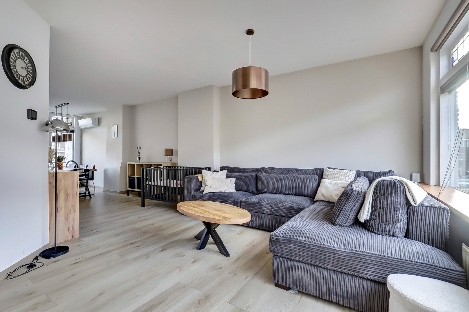 Ruime dubbele bovenwoning met drie slaapkamers, berging en de mogelijkheid tot het realiseren van een extra vierde slaapkamer. 