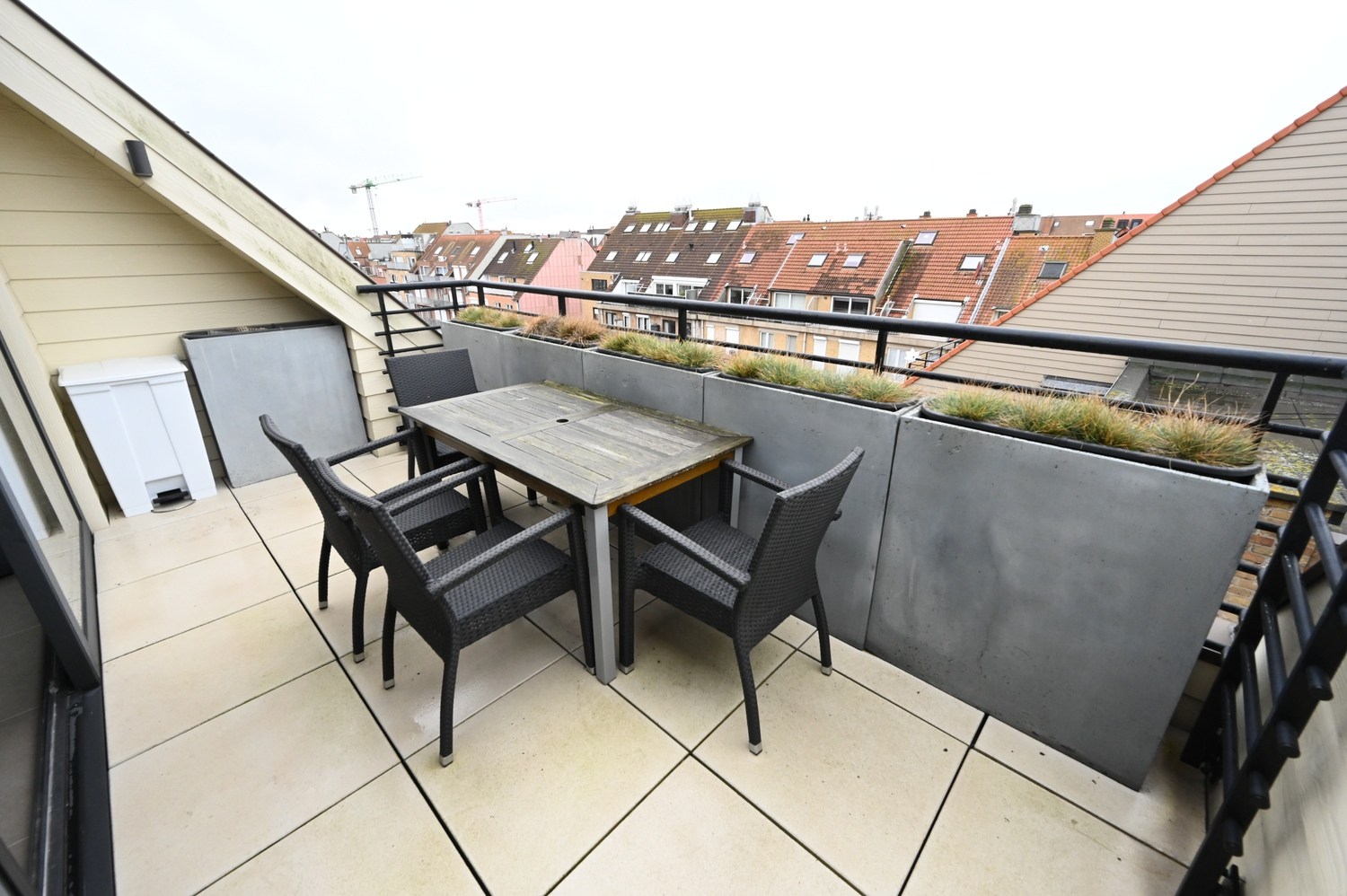 Ongemeubeld - Prachtig en UNIEK duplexappartement met 3 slpk. gelegen in het centrum van Knokke, met een facade van 10 meter en een open zicht op de Dumortierlaan. HUREN OP VENNOOTSCHAP MOGELIJK! 