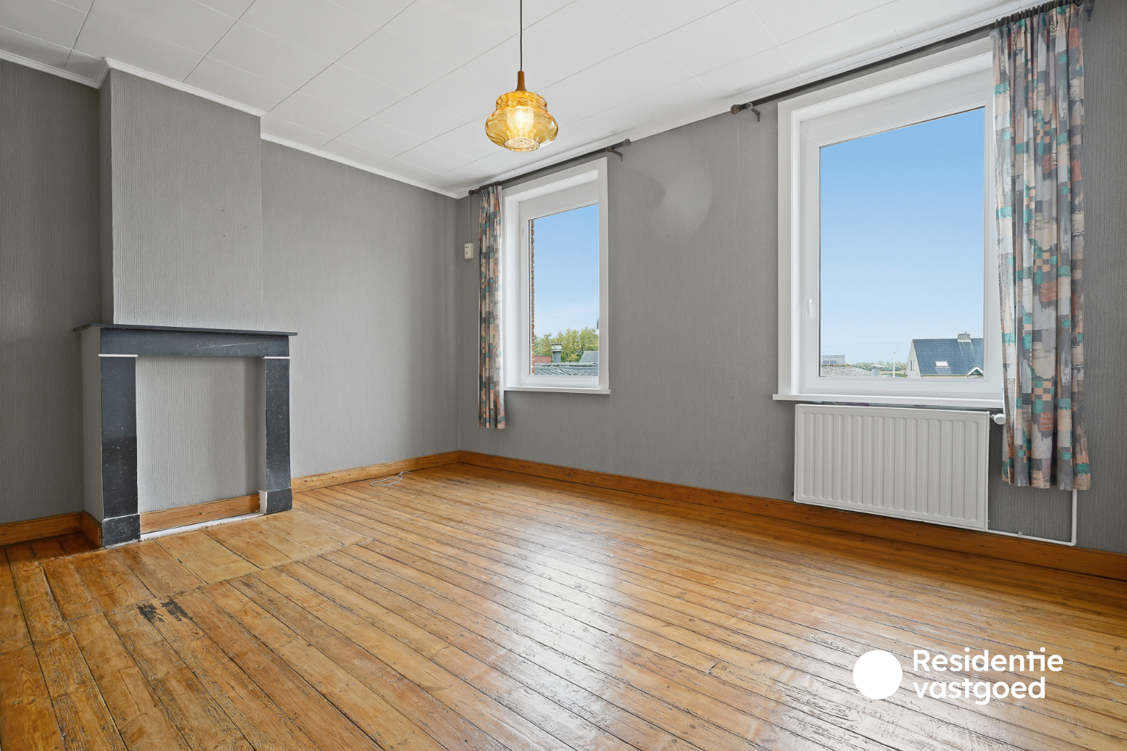 Veelzijdig eigendom met handelsruimte, ruime woning en bouwgrond in centrum Merkem! 
