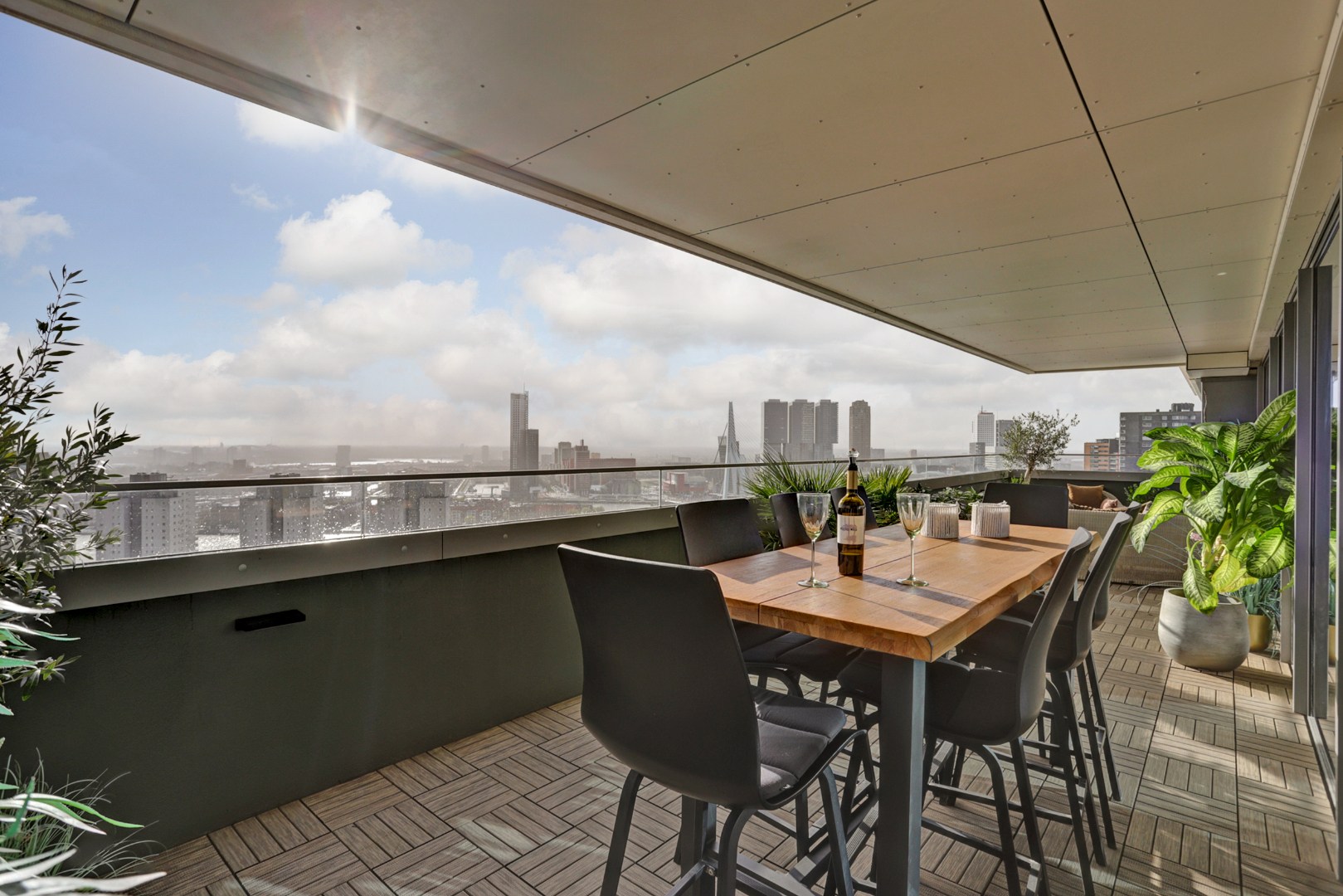Ultiem luxe wonen in de iconische The CoolTower met spectaculair uitzicht, royaal terras (34 m²) en moderne afwerking in het bruisende hart van Rotterdam! 