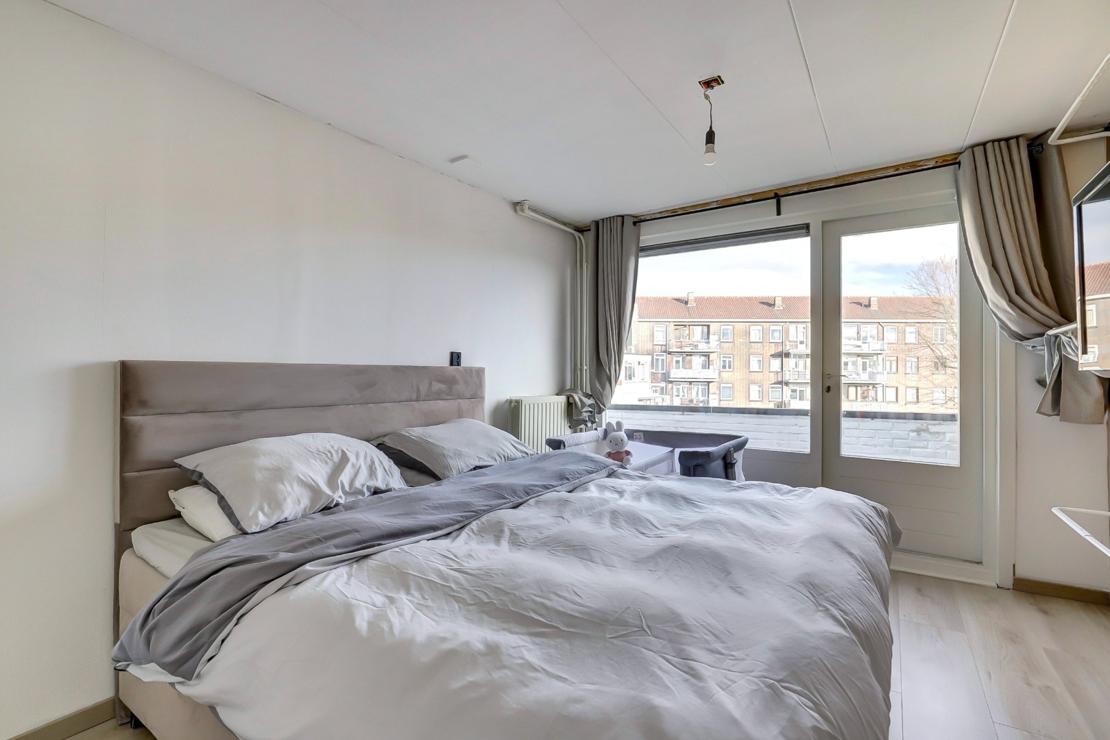 Ruime dubbele bovenwoning met drie slaapkamers, berging en de mogelijkheid tot het realiseren van een extra vierde slaapkamer. 