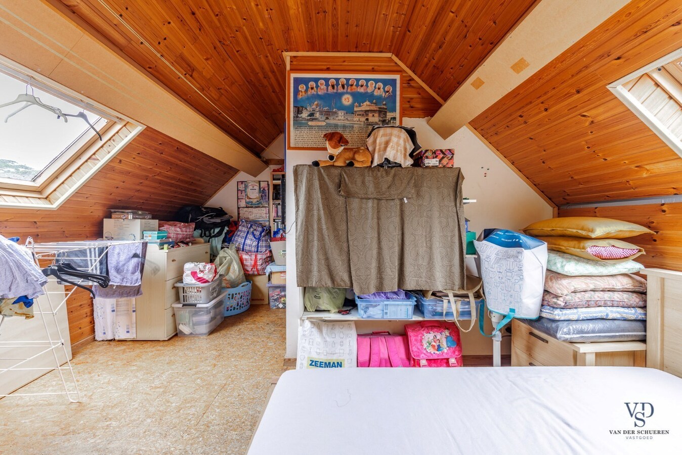 Woning met tuin én 2 staanplaatsen én car-port. 