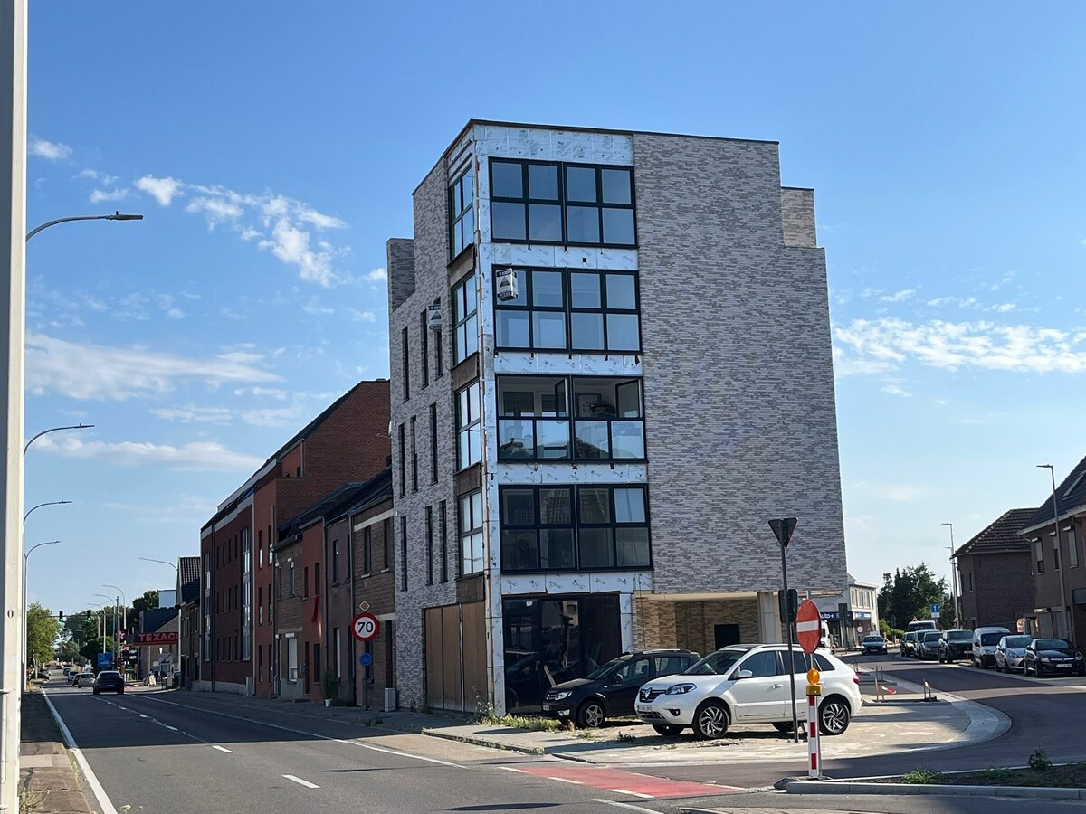 Casco+ appartement. Uniek uitzicht ! 2 slaapk., 3de verdiep. Lift. Verkoop met REGISTRATIE (geen BTW) ! 