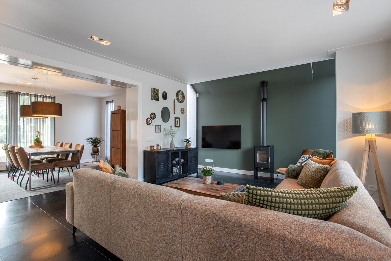 Unieke, onder architectuur gebouwde villawoning met luxe afwerking en prachtig uitzicht op het buitengebied. 