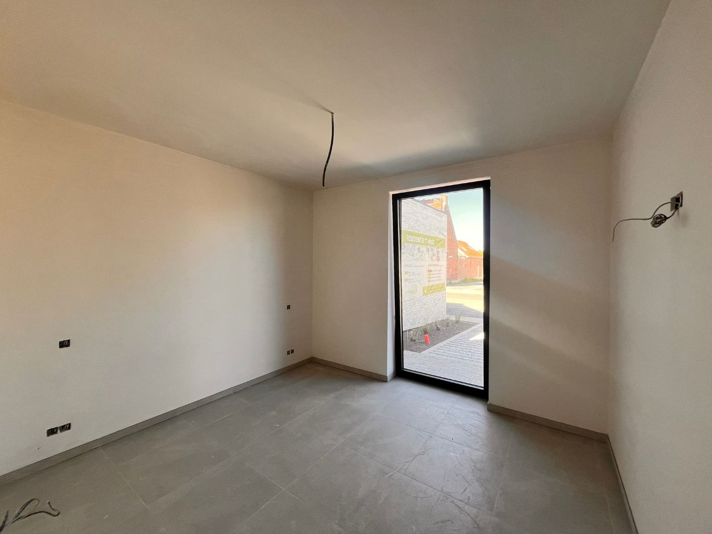 Afgewerkte woning met 2 slaapkamers &amp; ruim zonnig terras en tuin + autostaanplaats en berging 