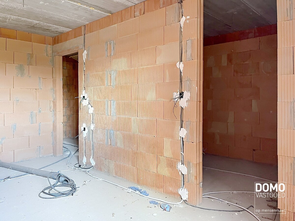 MODERNE NIEUWBOUWWONING IN AANBOUW TE KURINGEN 