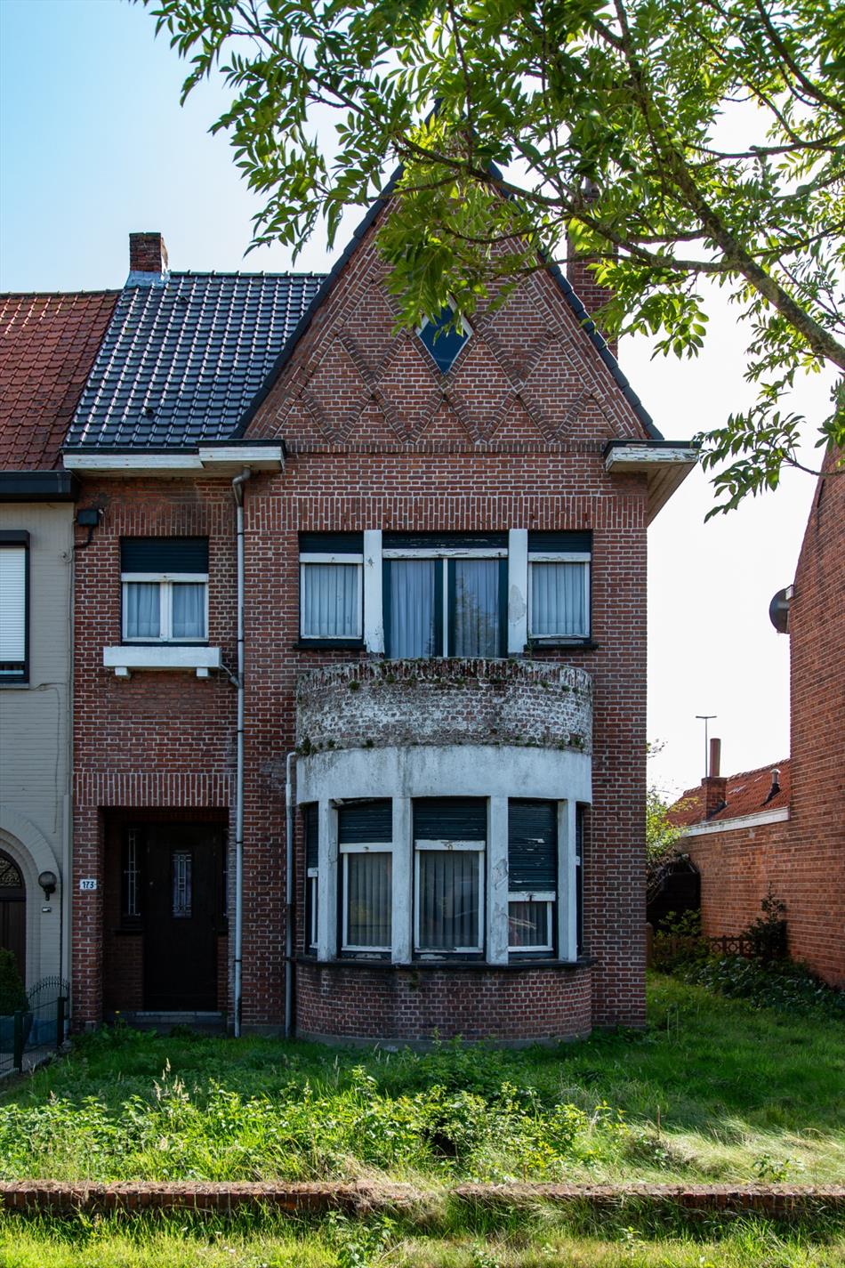 Totaal te renoveren art deco woning met 5 slpks op 950m² nabij centrum Maldegem 