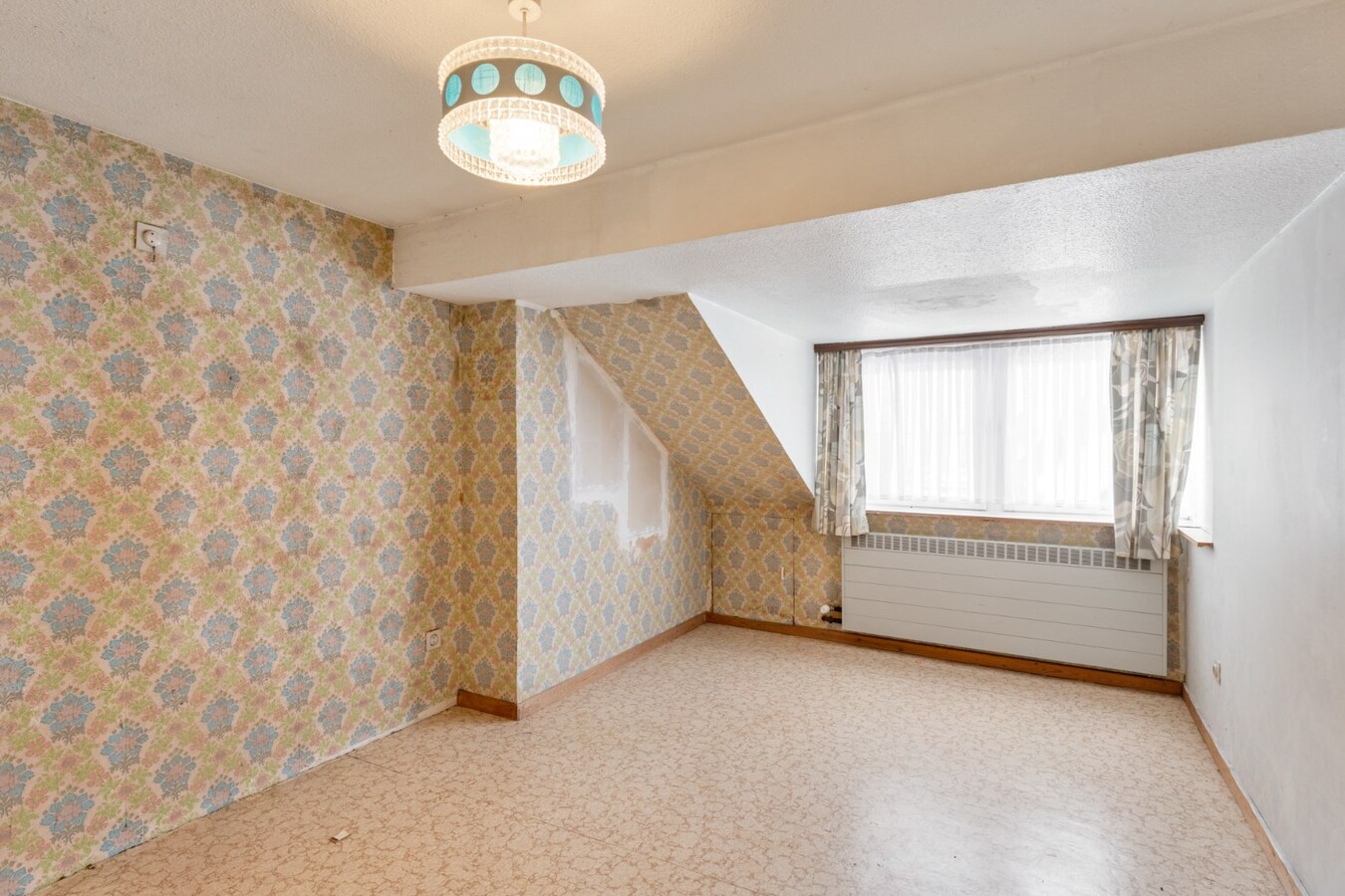 Centraal gelegen gebouw bestaande uit een handelspand op het gelijkvloers en een bovenliggend duplex-appartement! 