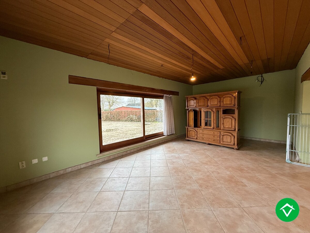 Ruime, alleenstaande woning met 6 slaapkamers en tuin te Hooglede (De Geite) 