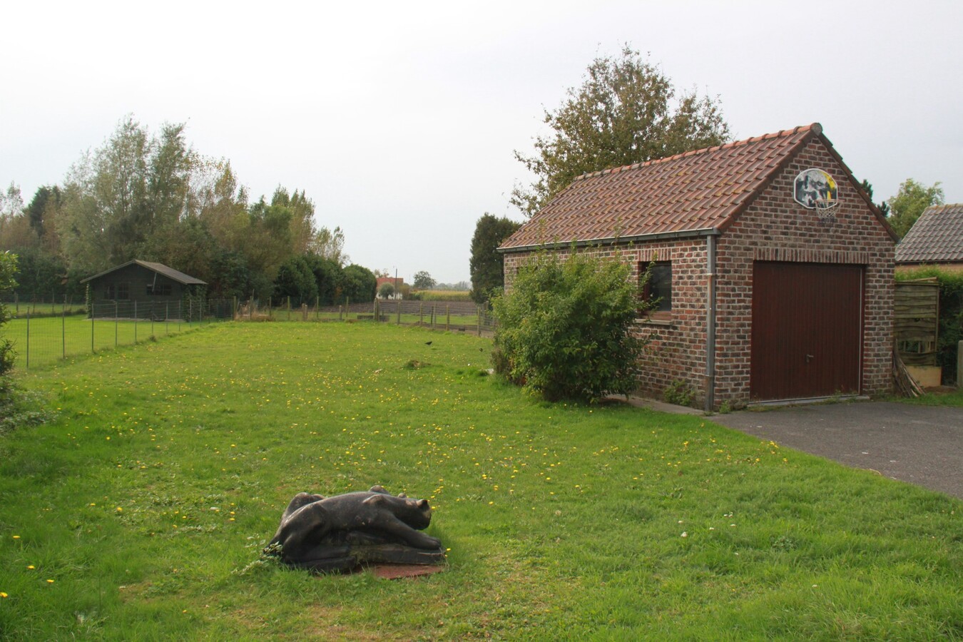 Op te frissen alleenstaande woning 