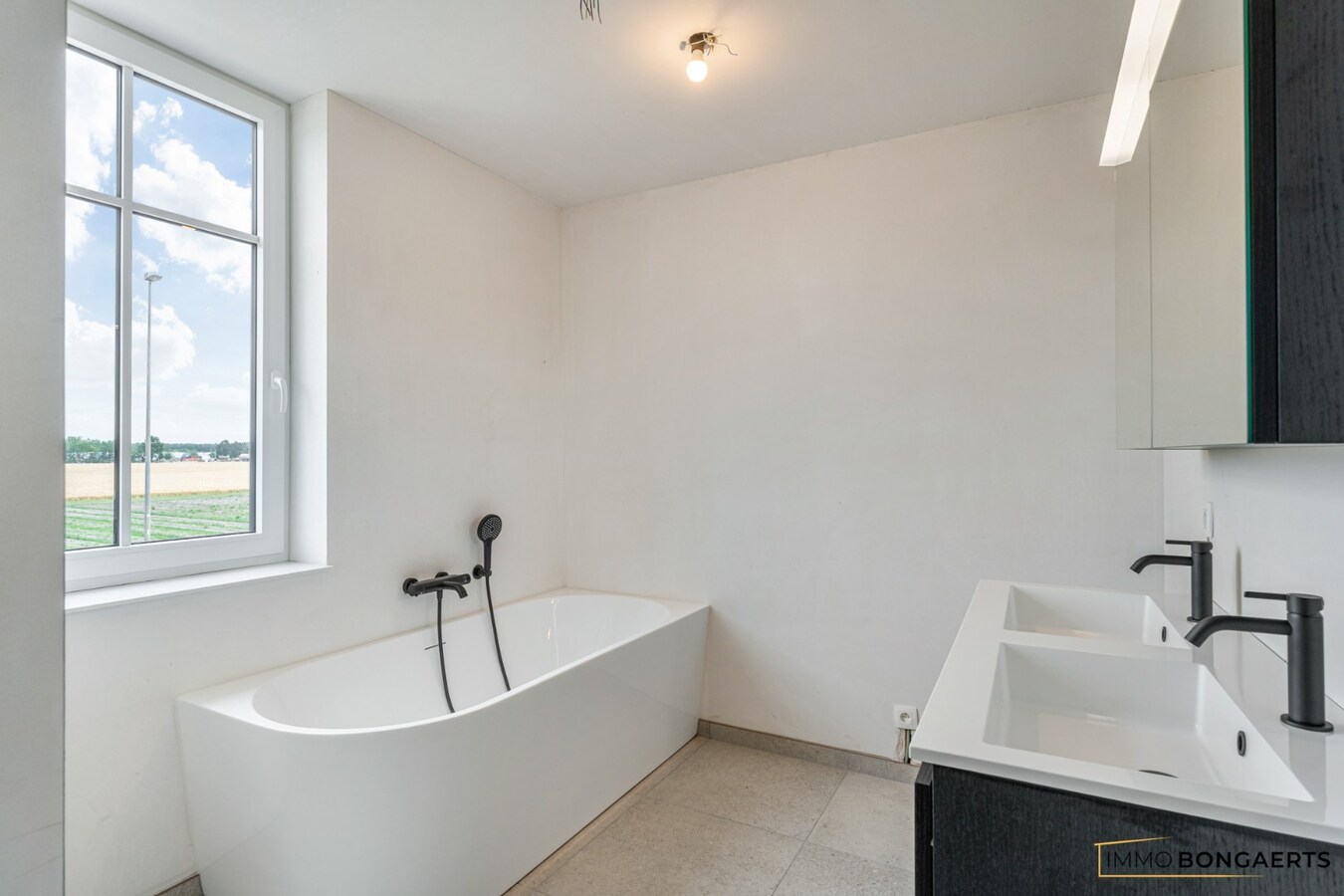 Volledig afgewerkte nieuwbouwwoning met 4 slaapkamers. 