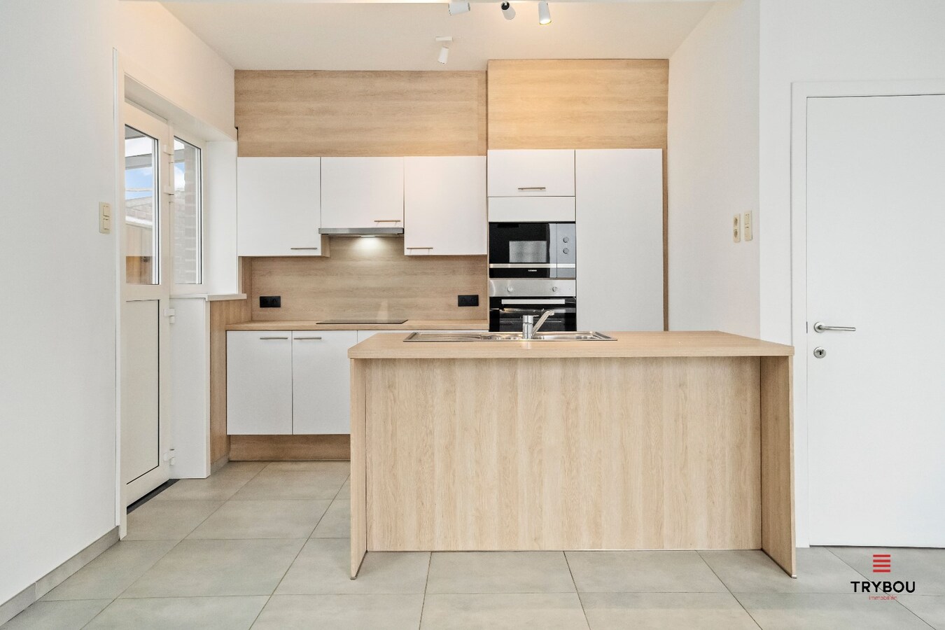 Gerenoveerde alleenstaande woning met 3 slaapkamers op perceel van 562m² 