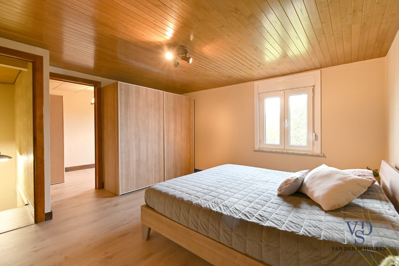 Te renoveren woning met uniek uitzicht op de omliggende akkers 