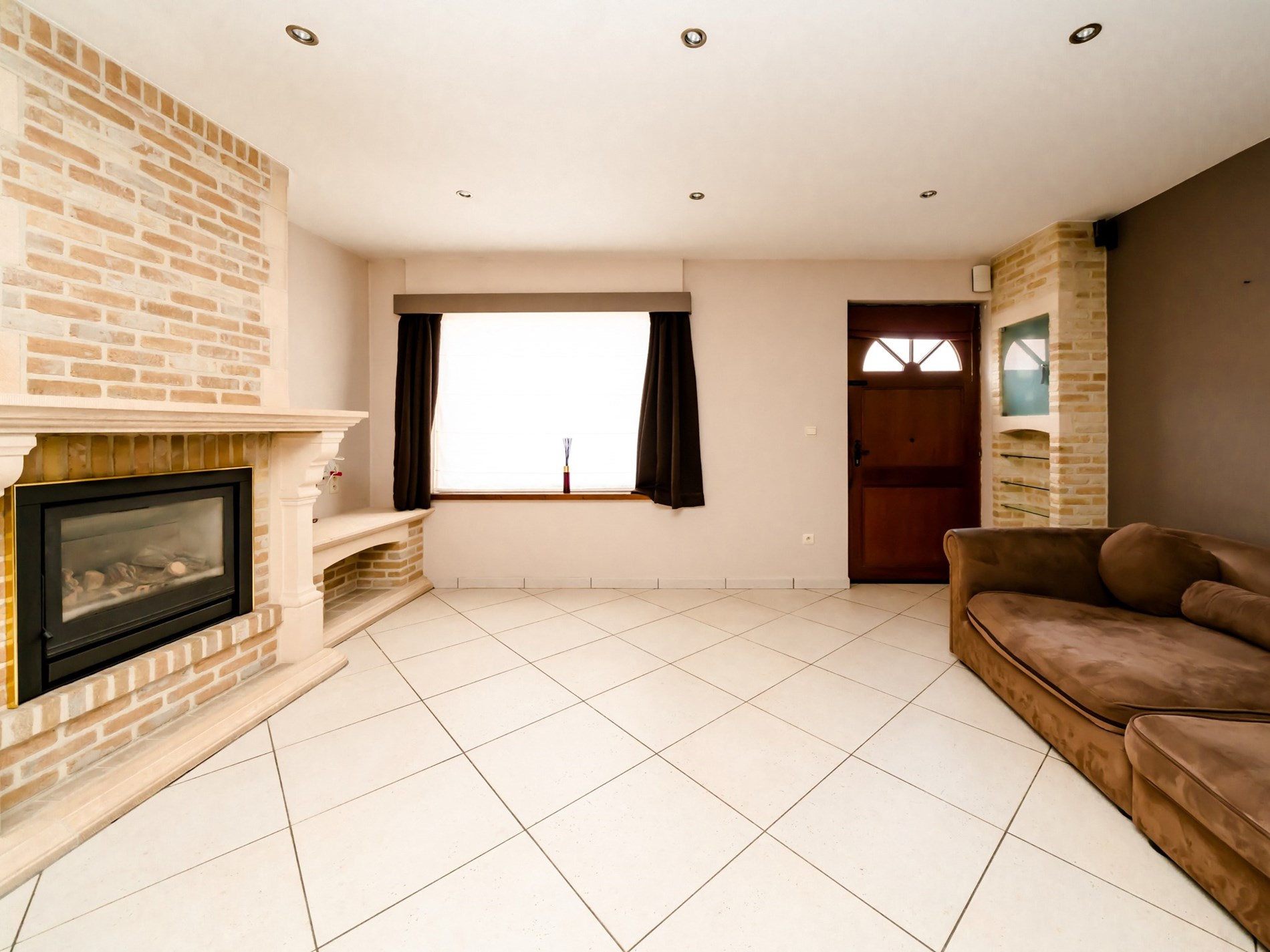 Gerenoveerde 3-gevelwoning met 3 kamers, garage en tuin 