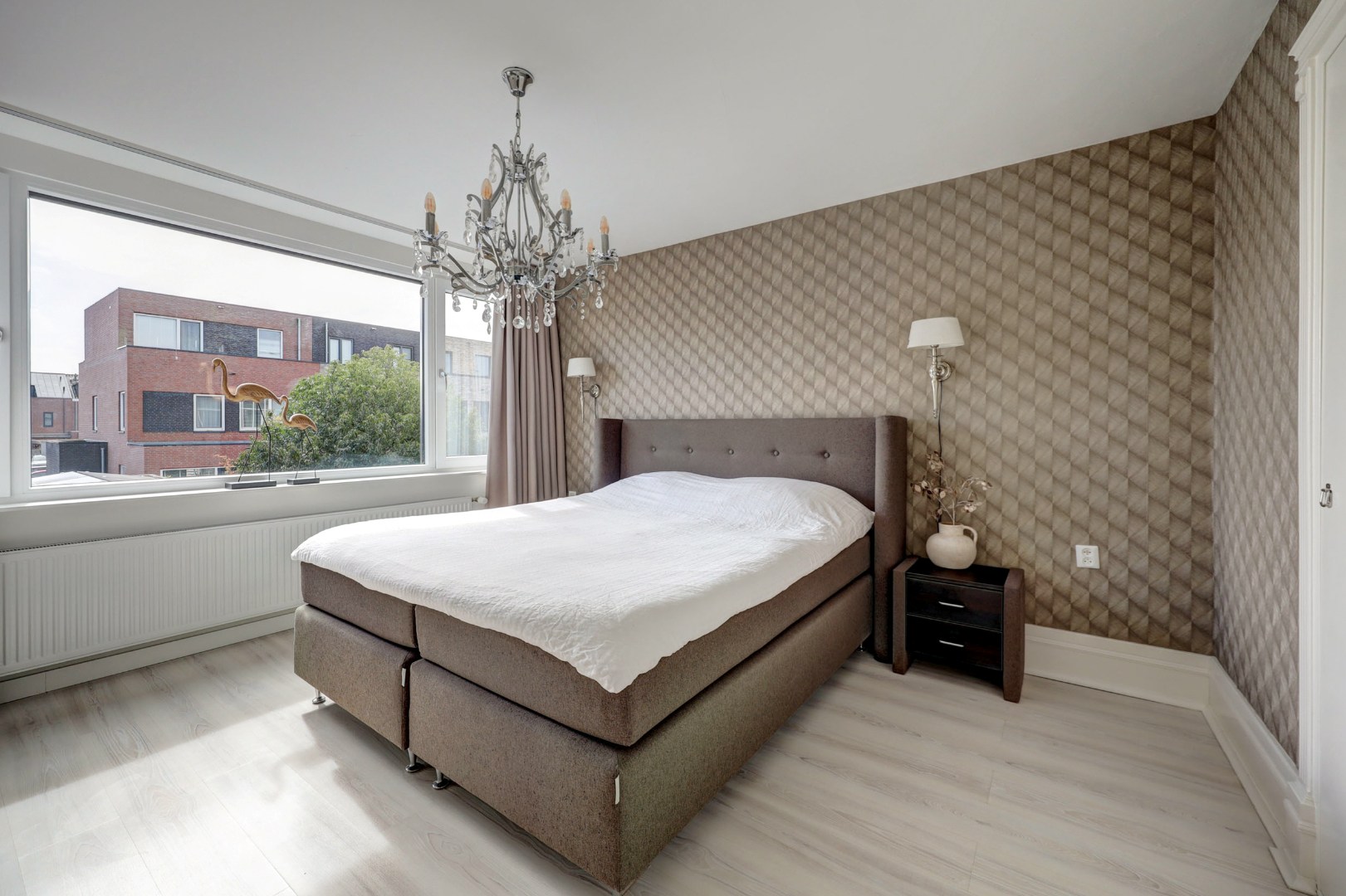 Energiezuinig (A++) en instapklaar 6-kamer gezinswoning met luxe keuken, vijf slaapkamers en zonnige tuin op het zuidoosten 