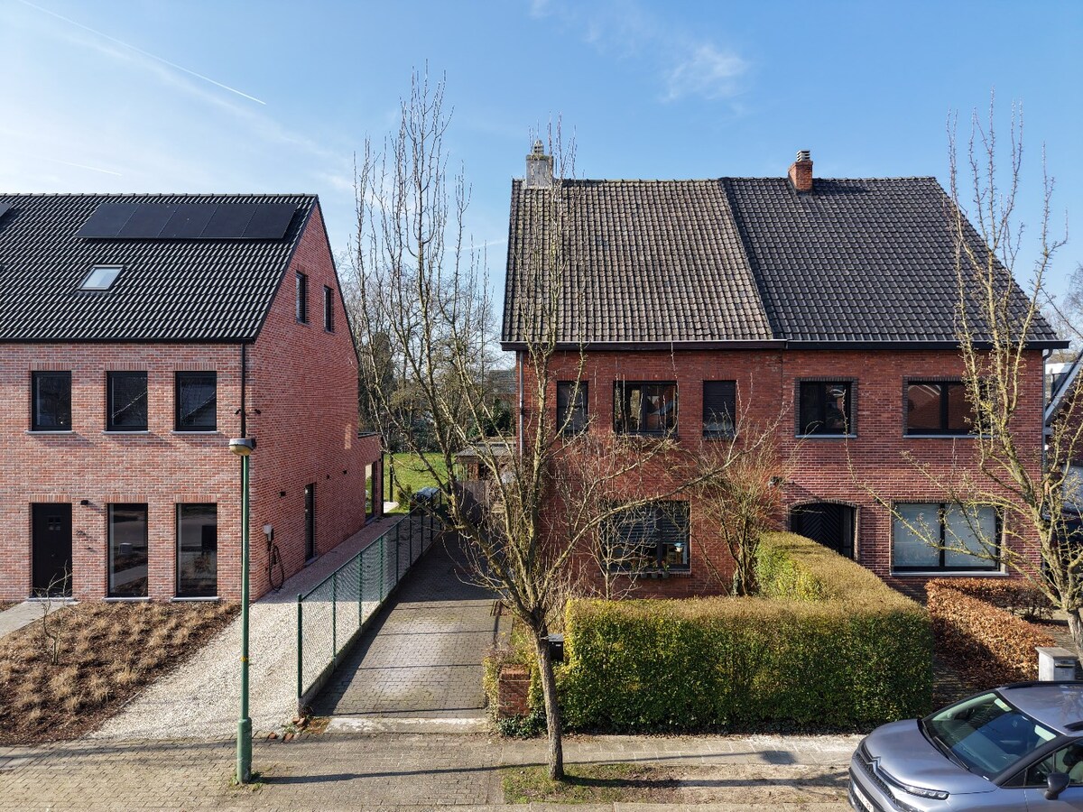 Ruime half-open bebouwing met 5 slaapkamers op toplocatie 