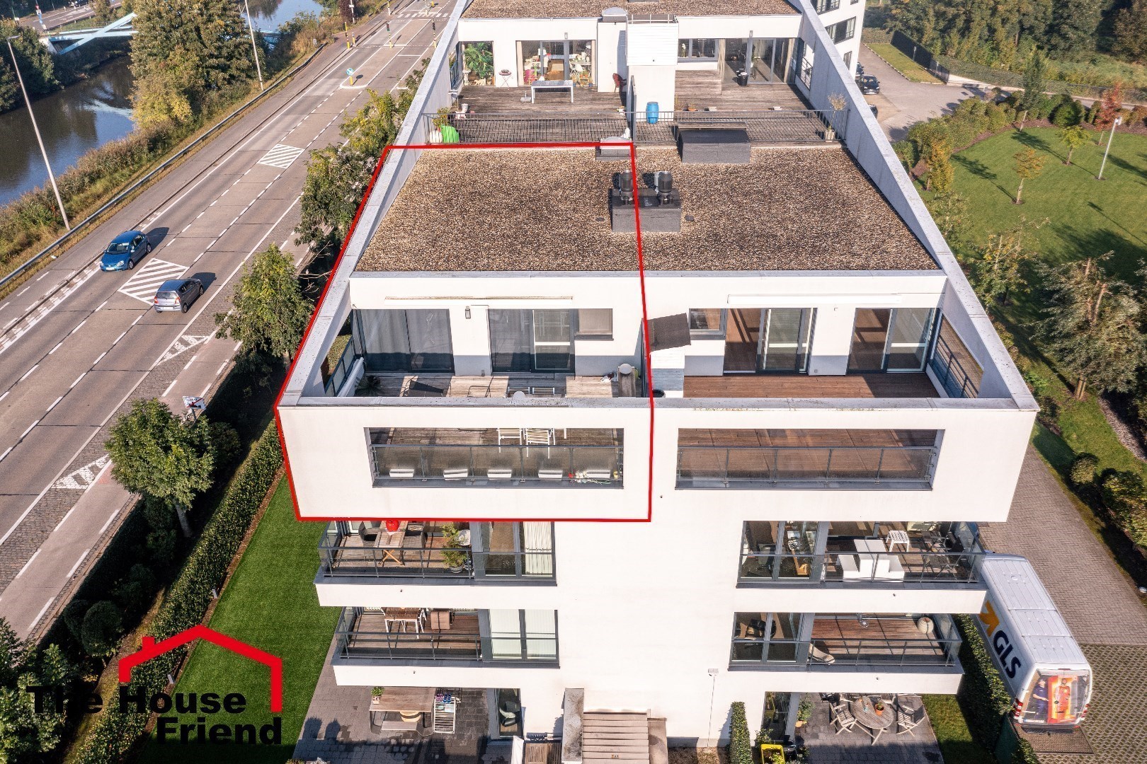 Zeer ruim penthouse met groot terras en privé garage 
