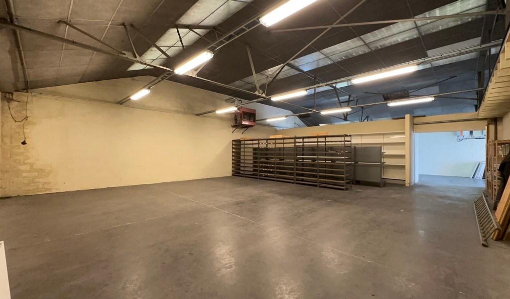 Handelspand met garage te koop in Merelbeke-Melle