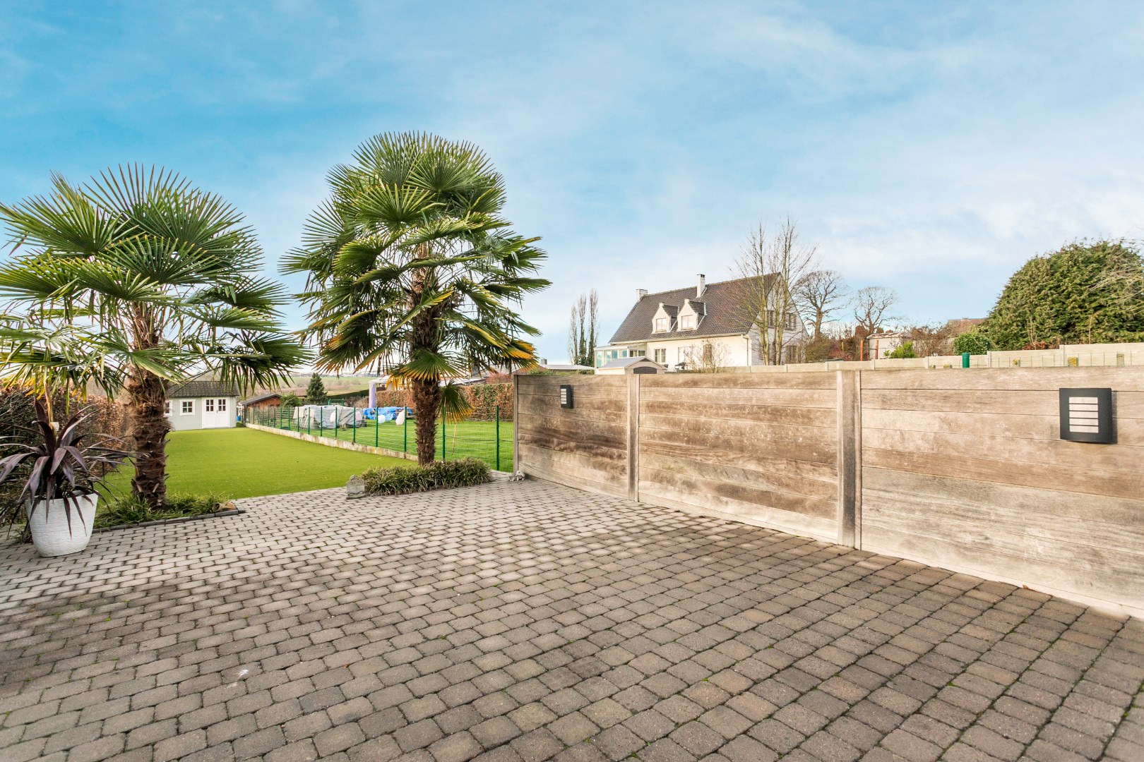 Bel-étage te koop met 3 slpks, terras en garage op +- 4,5are 