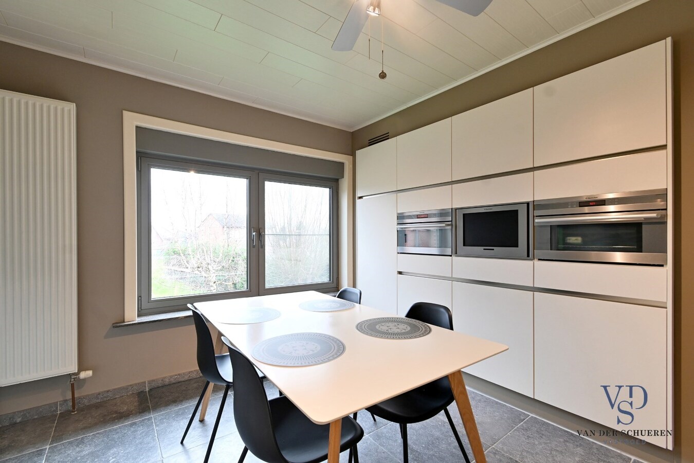 Bijzonder degelijke, instapklare ruime eigendom 