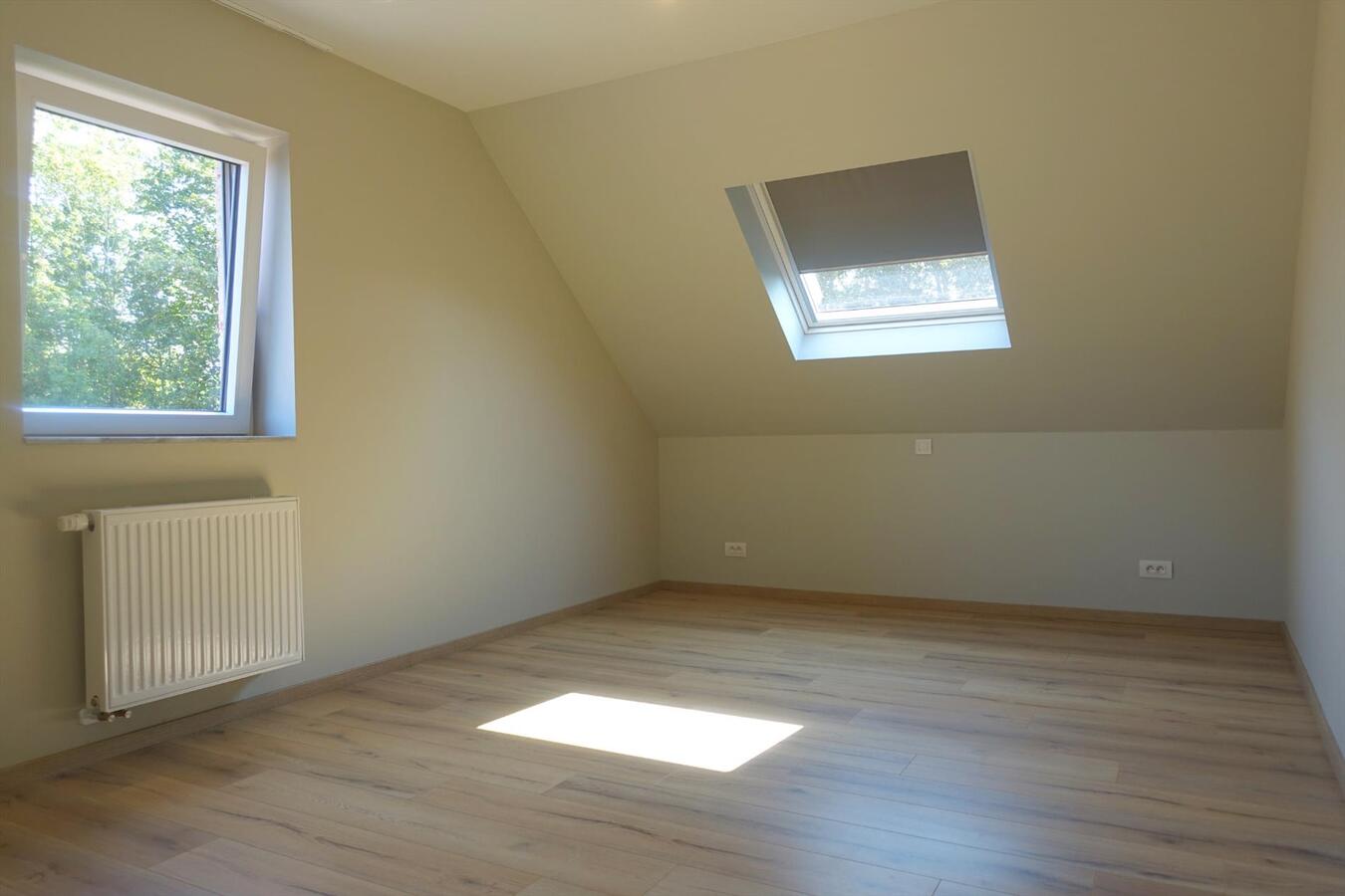 Halfopen nieuwbouwwoning in pastoriestijl 