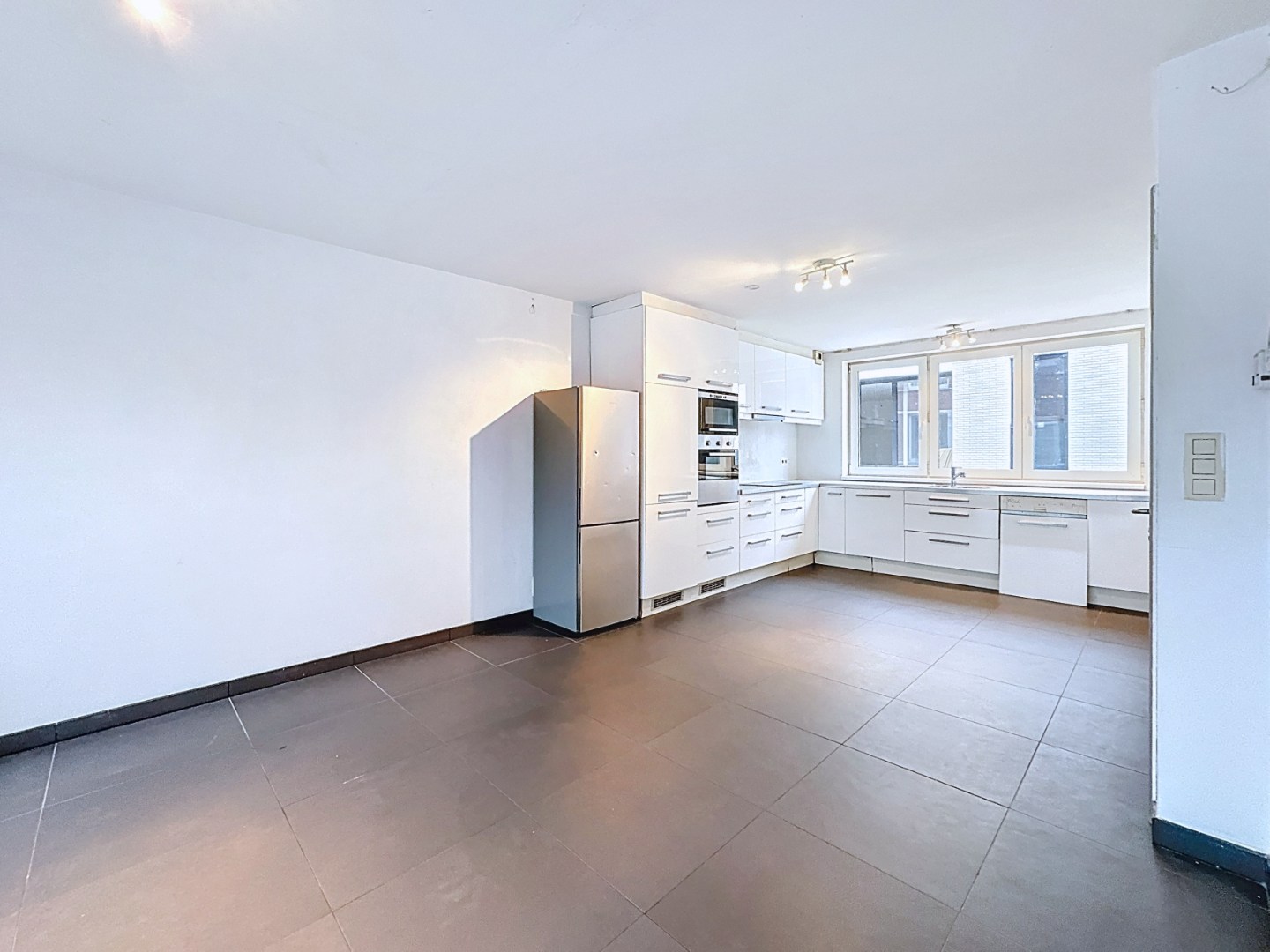 Opbrengsteigendom bestaande uit 3 appartementen + handelsgelijkvloers gelegen in het centrum 