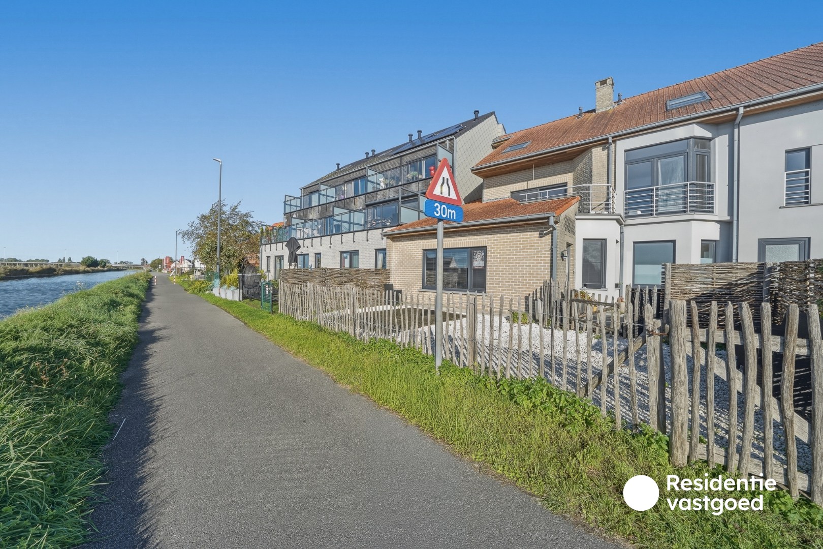 Instapklare woning met dubbele garage, 3 kamers en zongerichte buitenruimtes 