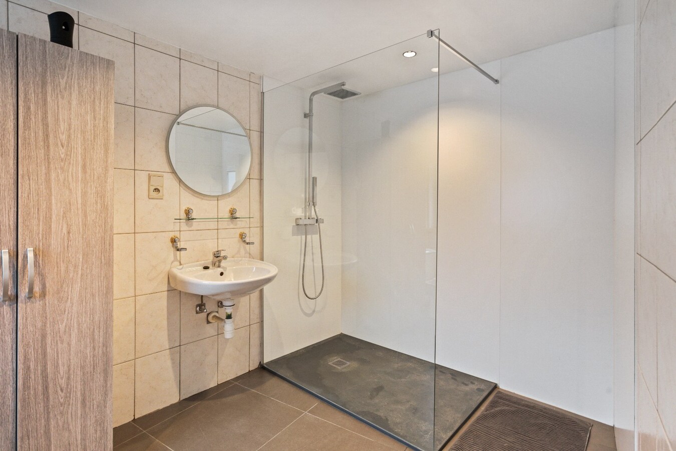 Tot in de puntjes afgewerkte, vrijstaande woning met garage 