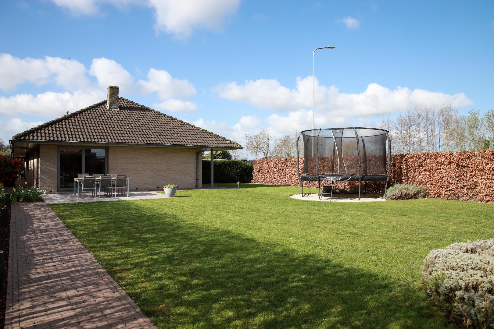 Ruime, instapklare,  alleenstaande woning met garage en tuin op 818 m² 