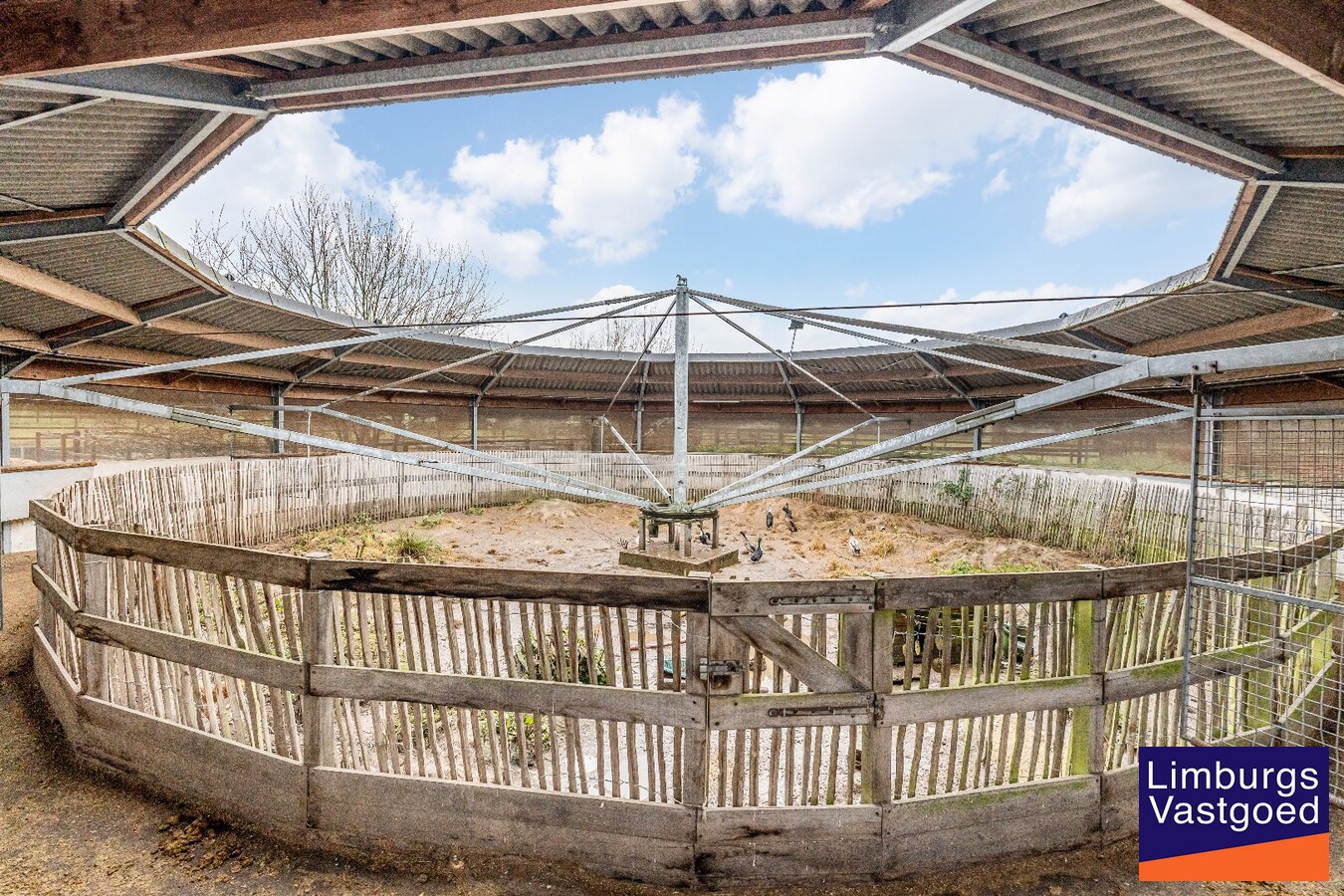 Landelijk gebouwencomplex voor paardenhouderij, op ong. 3ha 50a met stallen, weides/paddock, binnen-en buitenpiste, en woning. 