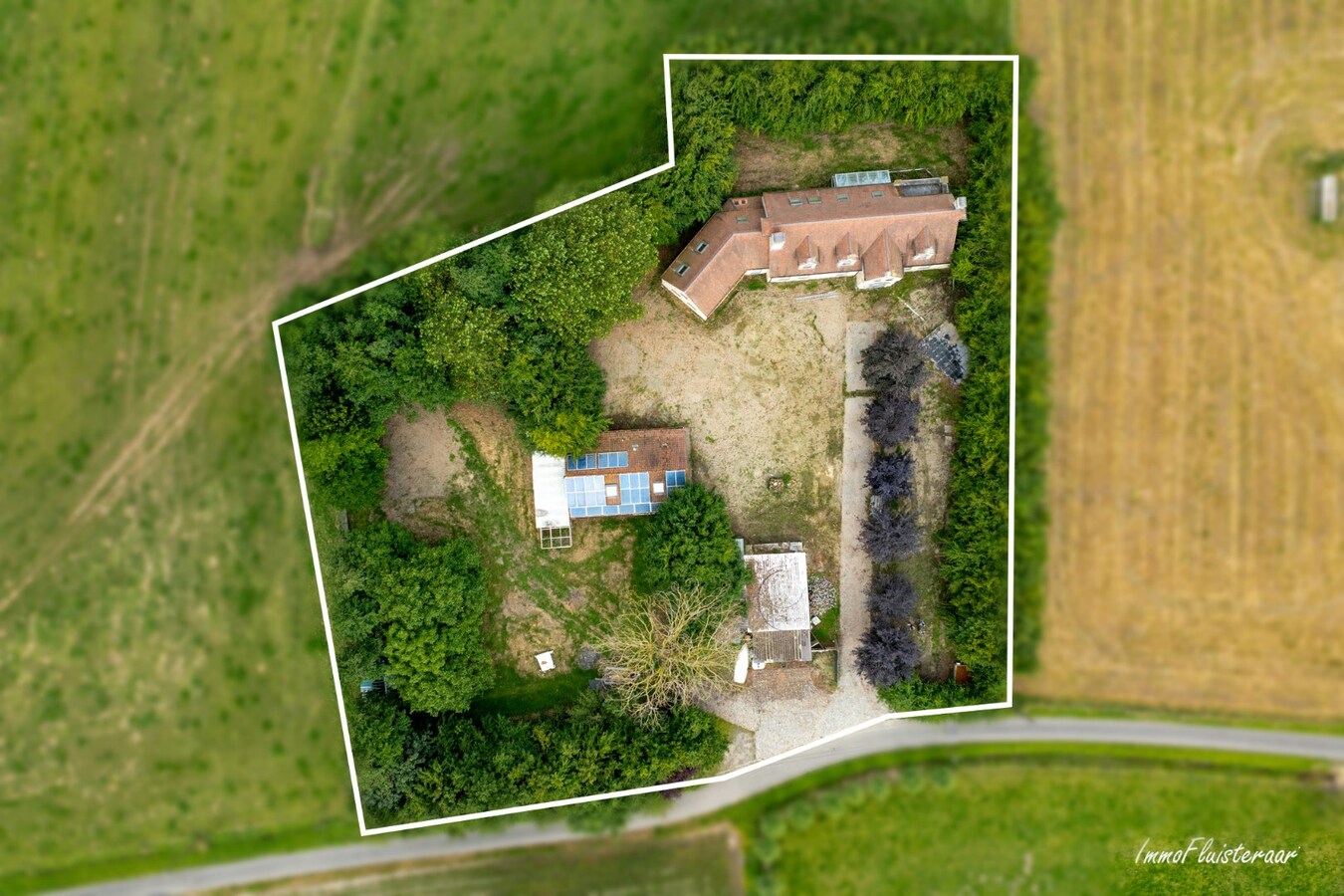 Hoogwaardige ruwbouwvilla met bijgebouw en weide 