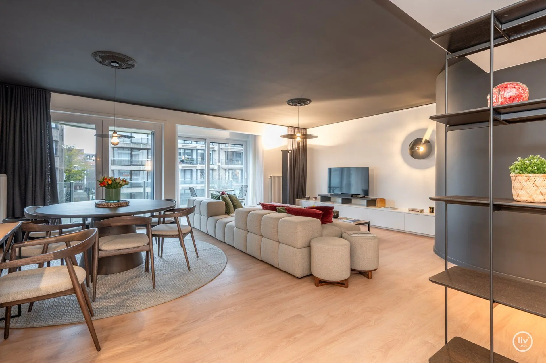 Instapklaar en stijlvol (woon)appartement (116m2)  op absolute topligging aan de Lippenslaan voorzien van een gevelbreedte van 7,5m! 