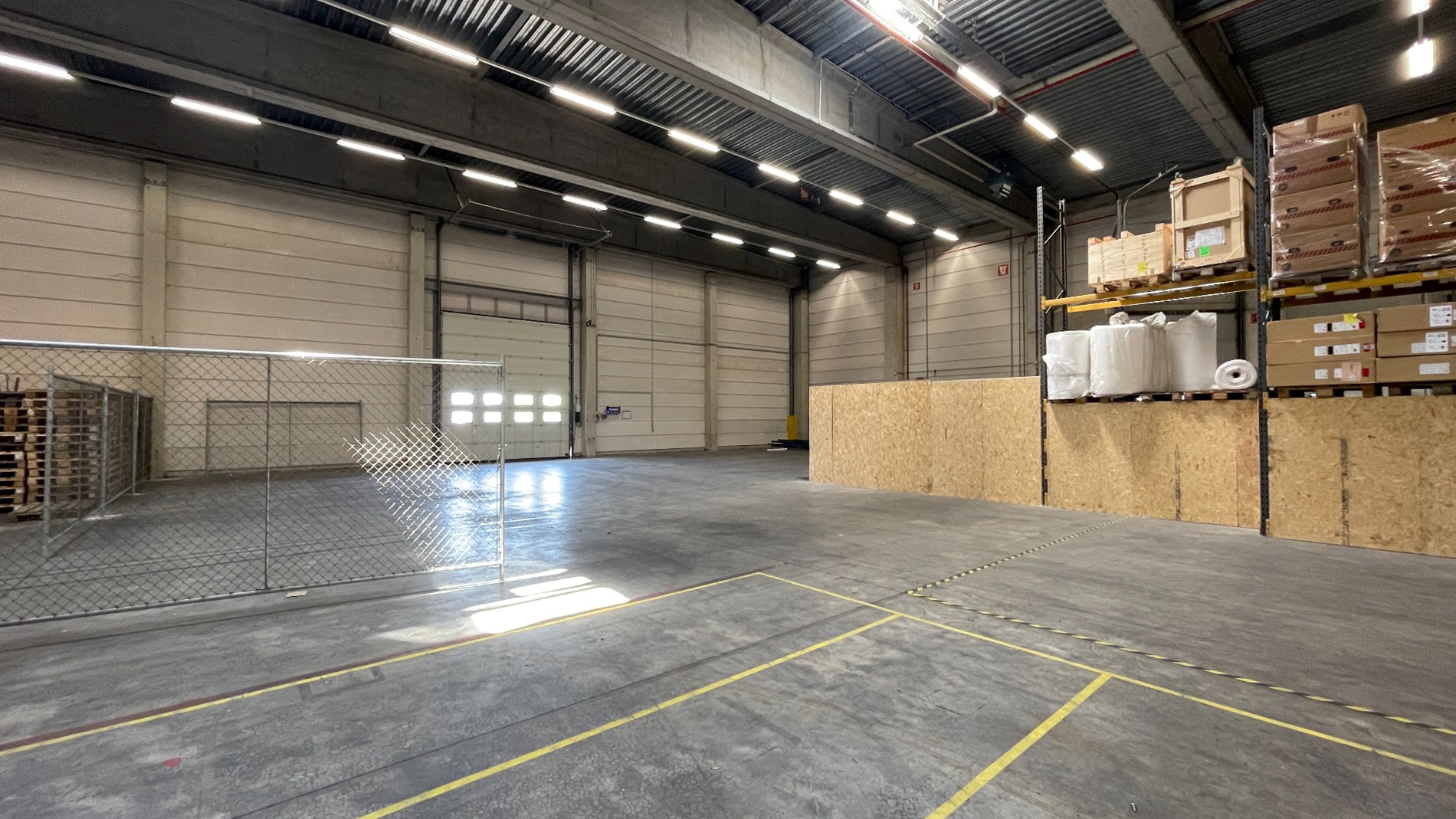 Loods met kantoor te huur nabij E19 in Mechelen