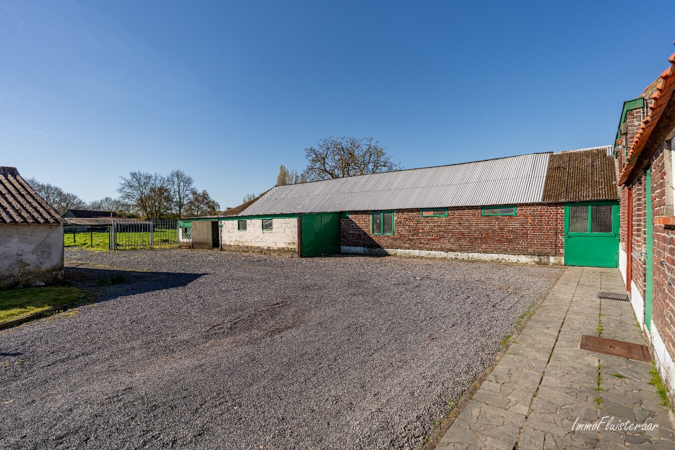Renovated farmhouse with stables and pasture on approximately 1.7 hectares in Nazareth. 