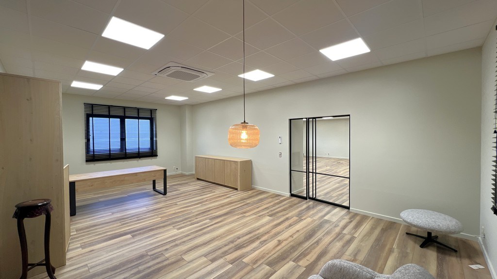 Loods met kantoor te huur in Europark-Noord te Sint-Niklaas