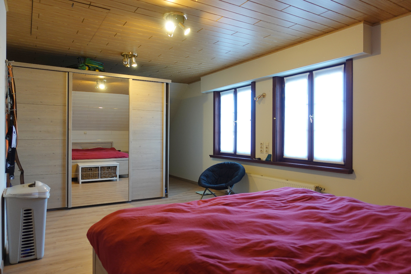 Charmante woning met 2 garages 